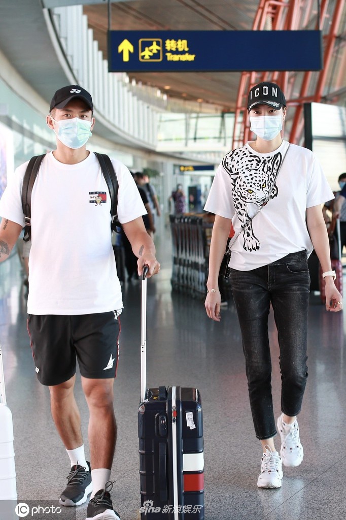 林丹与妻子谢杏芳同框现身