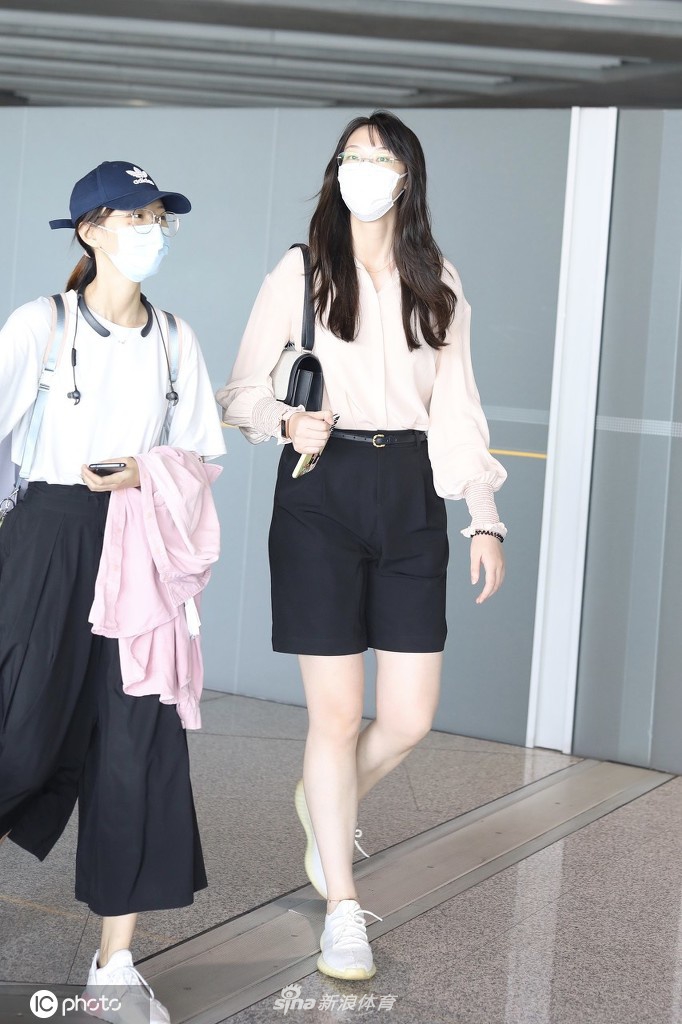 惠若琪现身北京机场打扮清新 大长腿相当抢眼