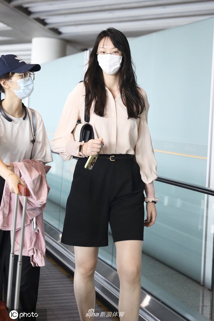 惠若琪现身北京机场打扮清新 大长腿相当抢眼