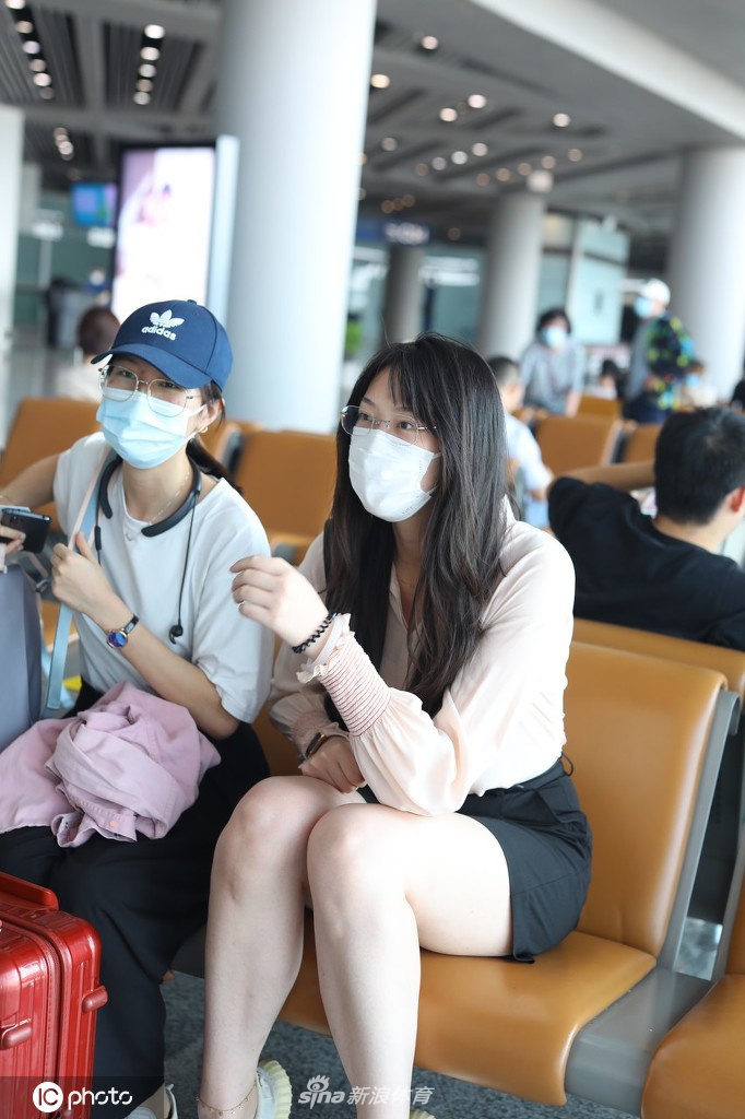 惠若琪现身北京机场打扮清新 大长腿相当抢眼