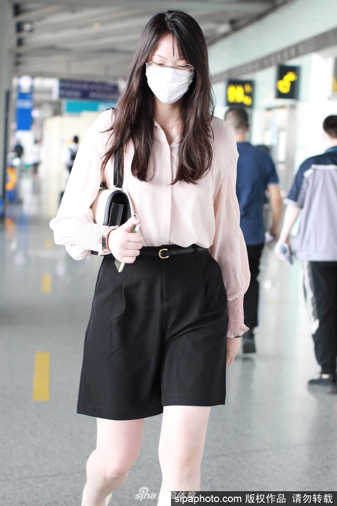 惠若琪现身北京机场打扮清新 大长腿相当抢眼