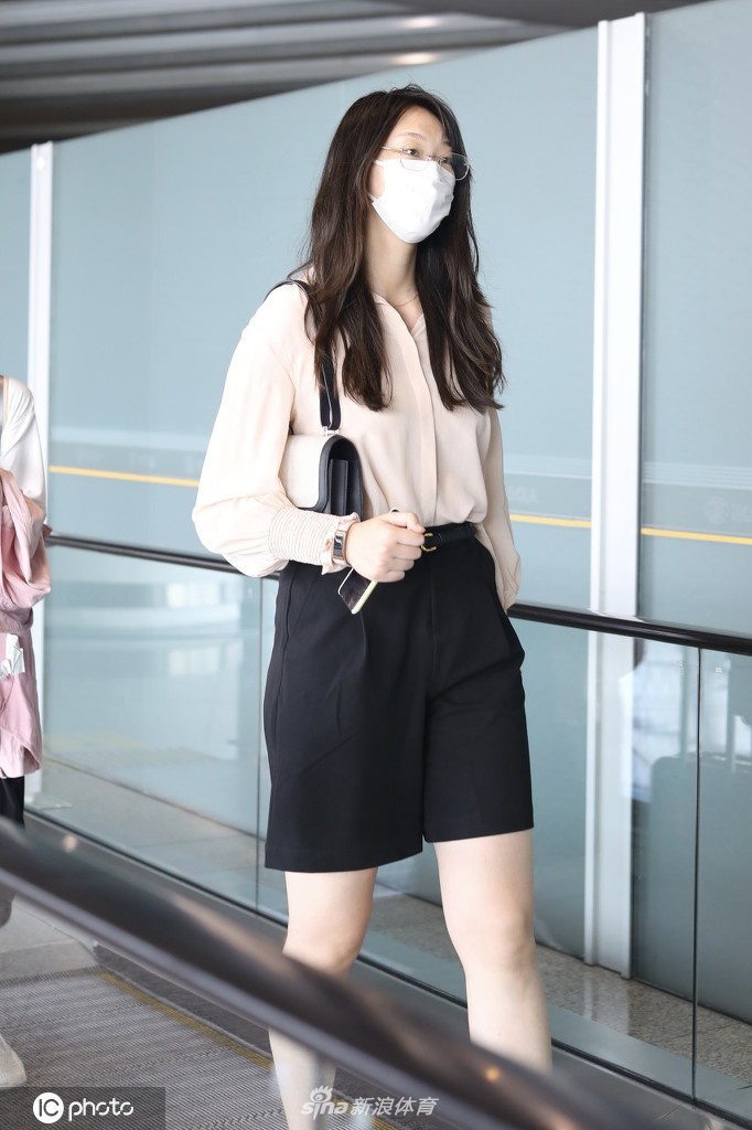 惠若琪现身北京机场打扮清新 大长腿相当抢眼