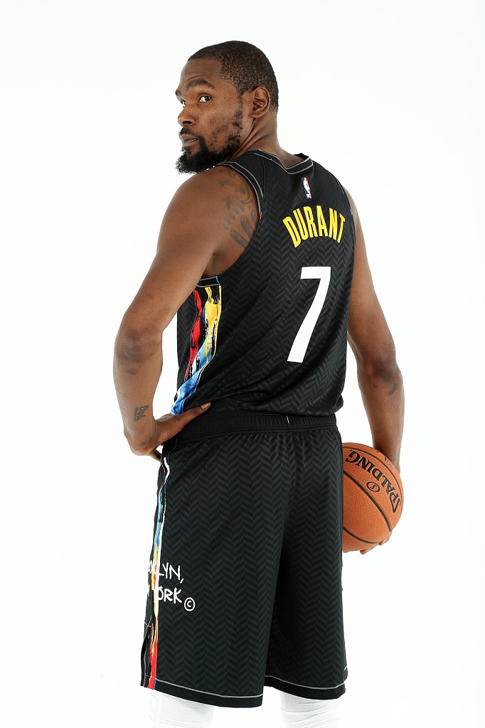 篮网队拍摄新赛季球员写真 杜兰特欧文造型满分