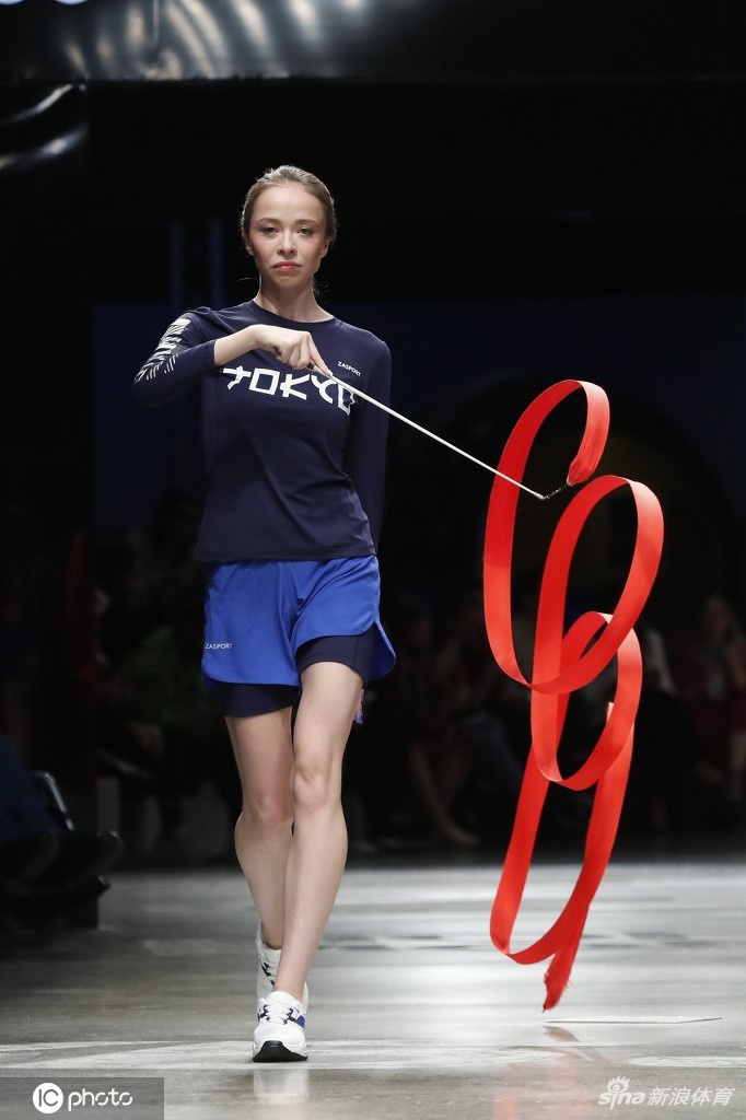 俄罗斯代表团东京奥运服饰亮相 俊男美女炫目展示