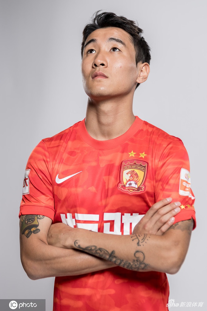 高拉特艾克森引领广州队球衣版创意写真