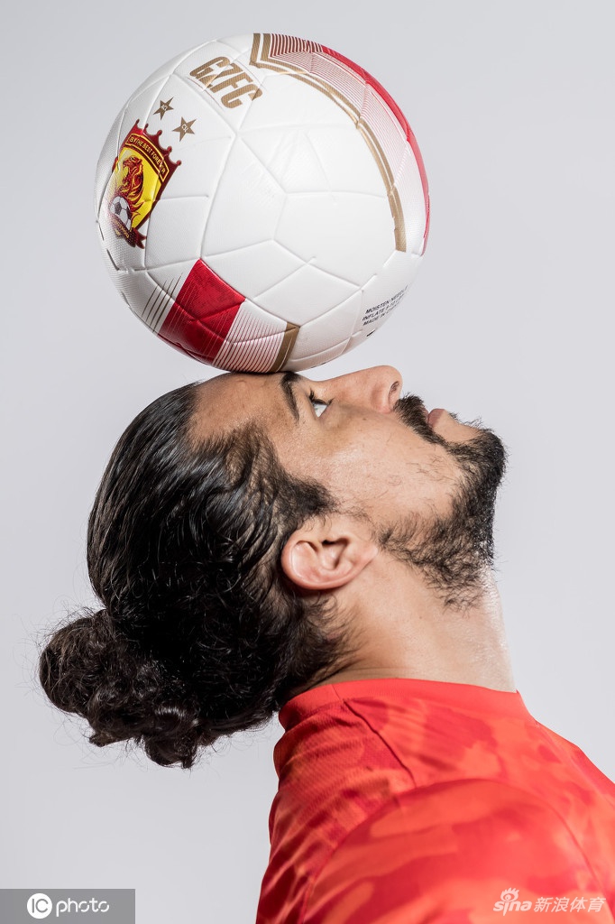 高拉特艾克森引领广州队球衣版创意写真