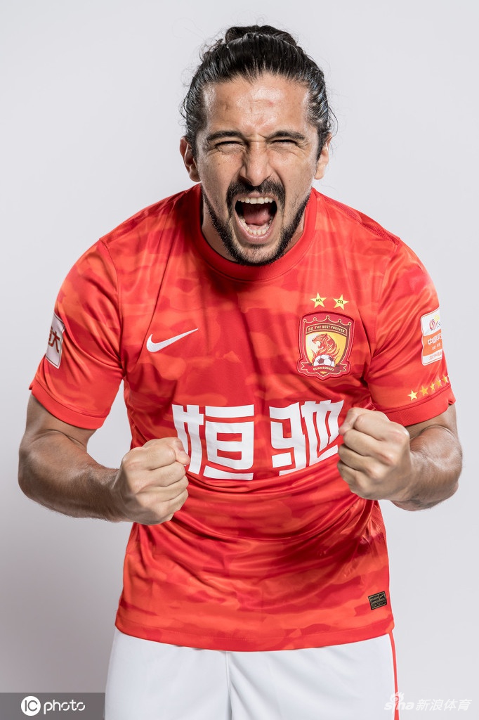 高拉特艾克森引领广州队球衣版创意写真