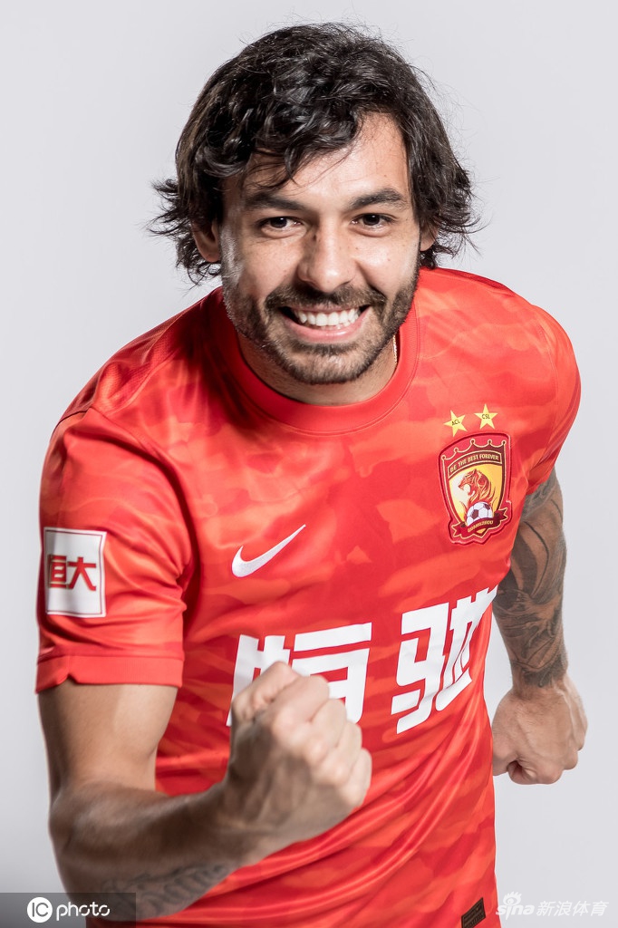 高拉特艾克森引领广州队球衣版创意写真