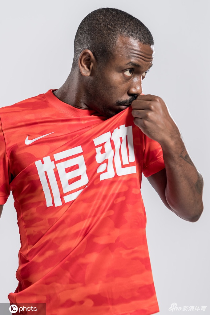 高拉特艾克森引领广州队球衣版创意写真