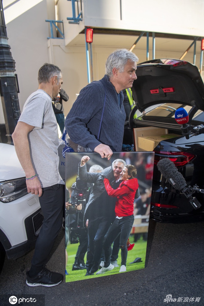 穆里尼奥下课后收拾行囊回家 随身携带生涯辉煌时刻照片