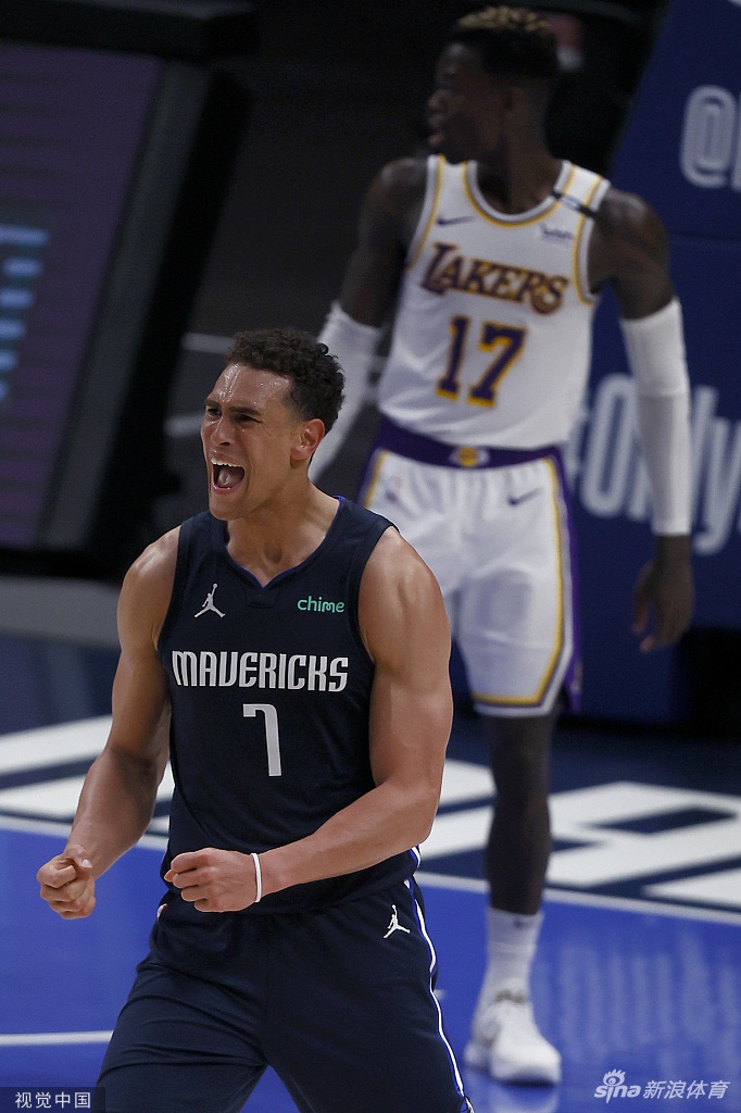 [NBA]湖人93-108独行侠 詹姆斯坐看输球脸色差