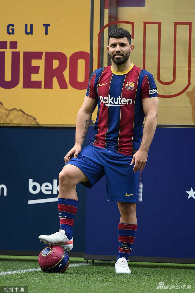 阿圭罗亮相诺坎普 正式与巴萨签约