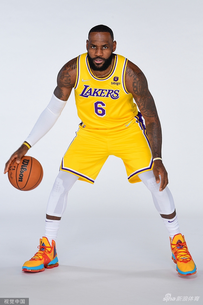 詹姆斯引领众星拍摄湖人新赛季写真