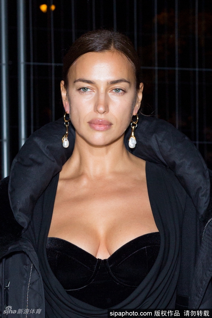 C罗前女友伊莲娜现身时尚晚会