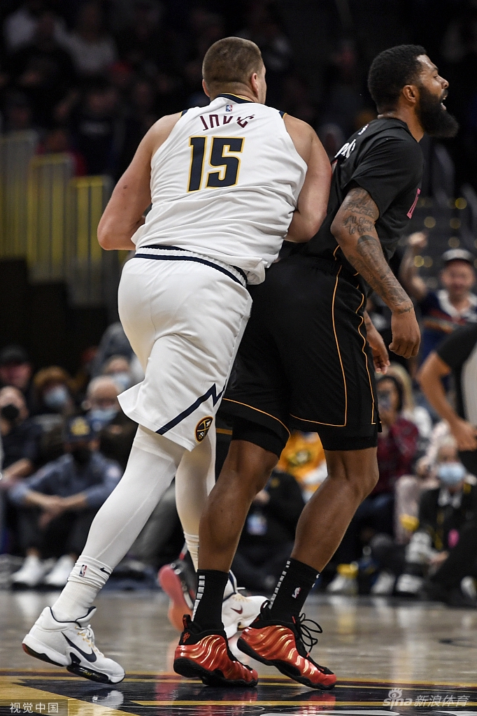 双双被驱逐！莫里斯肘击约基奇被撞翻倒地