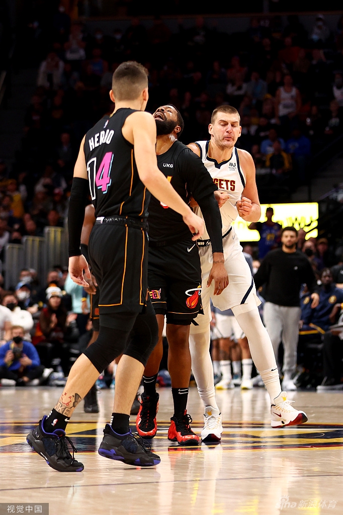 双双被驱逐！莫里斯肘击约基奇被撞翻倒地