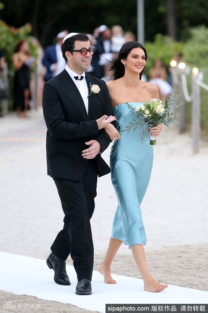 身材妖娆！布克女友肯豆参加婚礼当伴娘