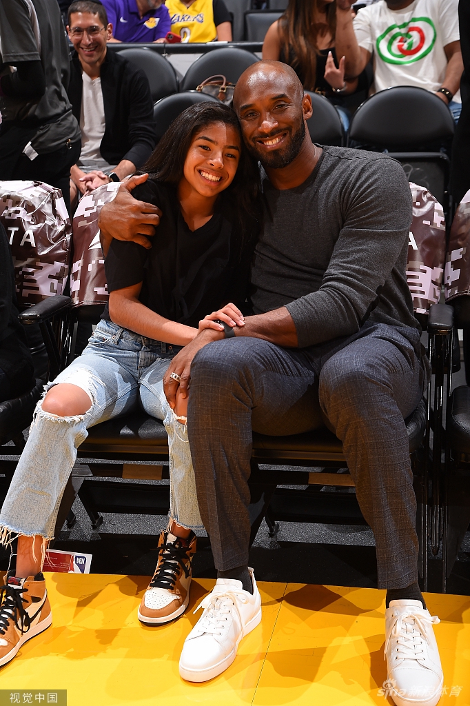 永远的曼巴！两年前的今天科比携女儿观战湖人