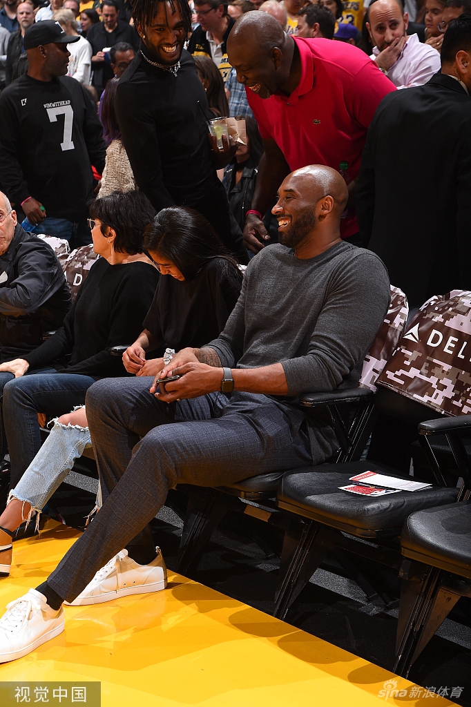 永远的曼巴！两年前的今天科比携女儿观战湖人