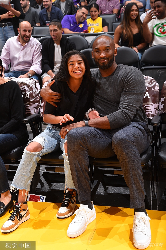 永远的曼巴！两年前的今天科比携女儿观战湖人