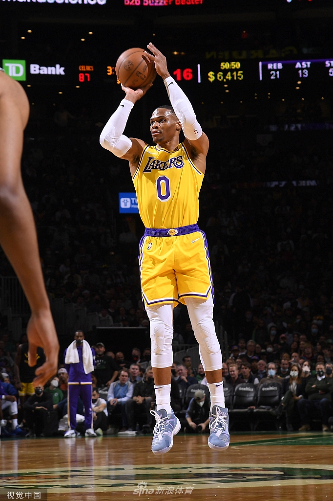 [NBA]湖人客场输22分 詹姆斯复出砍23分