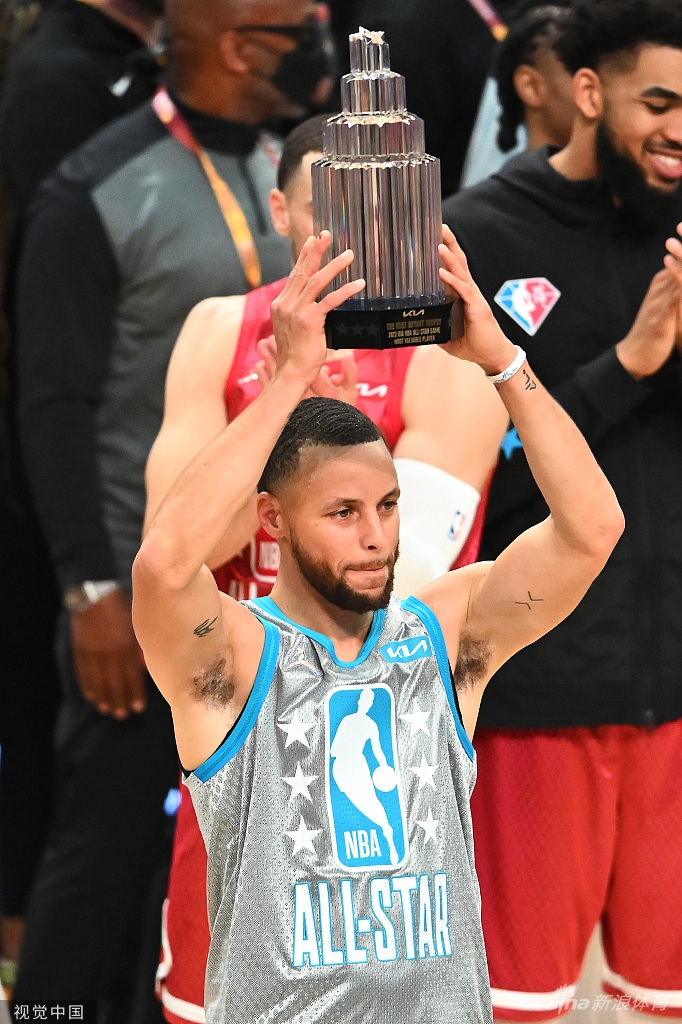 库里收获生涯首座全明星MVP奖杯 16记三分破纪录