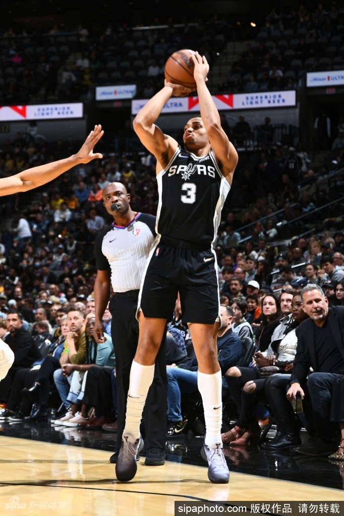 [NBA]湖人110-117马刺 威少空砍17+10