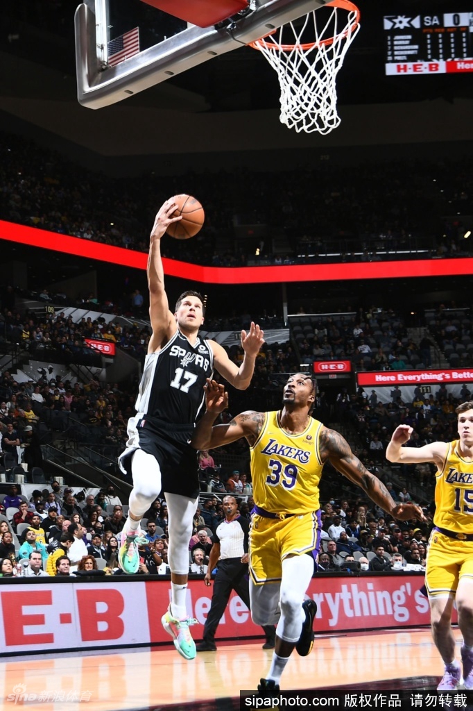 [NBA]湖人110-117马刺 威少空砍17+10