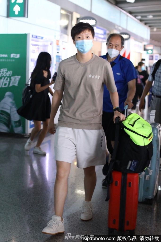 中国乒乓球队现身首都机场
