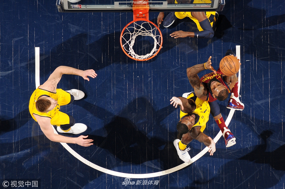 詹姆斯强攻步行者篮下
