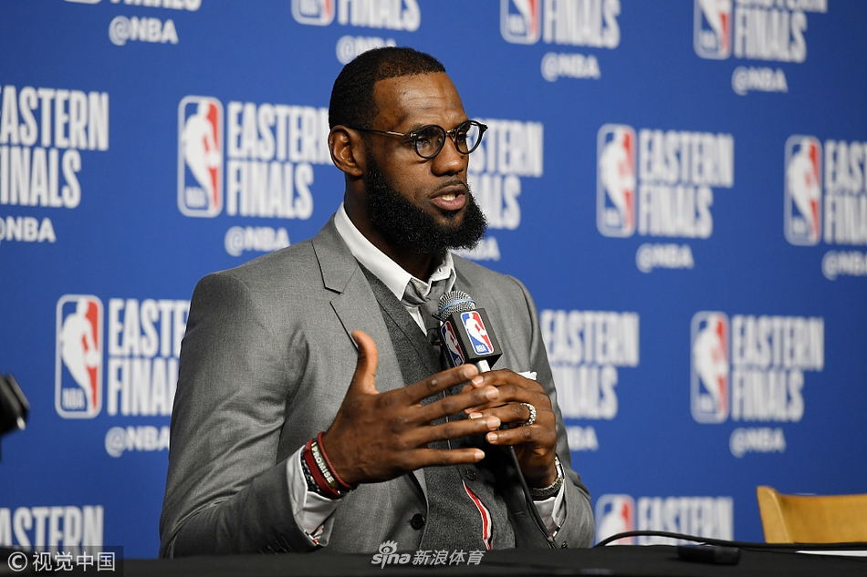 詹姆斯出席赛后发布会