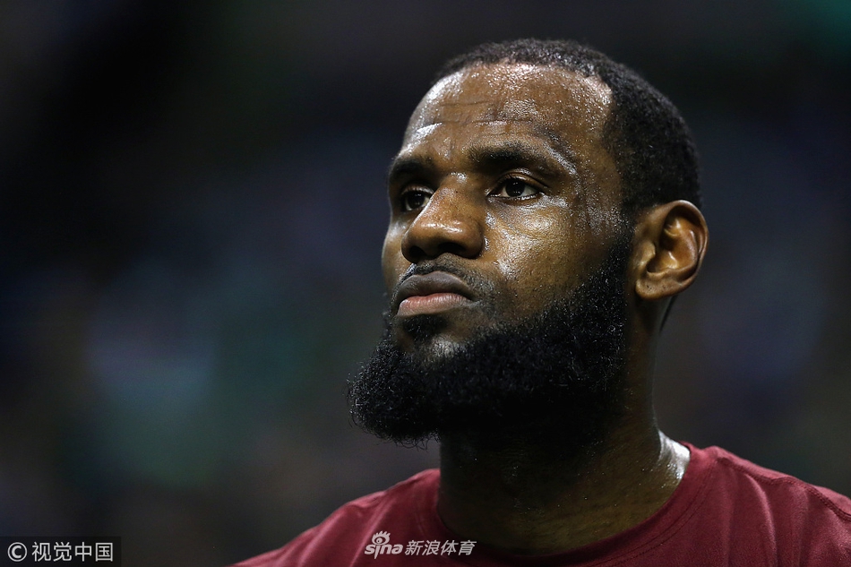 带不动球队王者变青铜 双眼空洞的詹皇