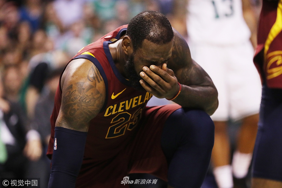 带不动球队王者变青铜 双眼空洞的詹皇