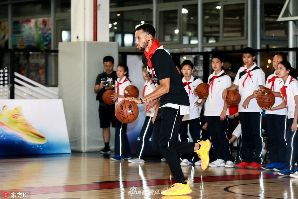 库里造访武汉华科附小