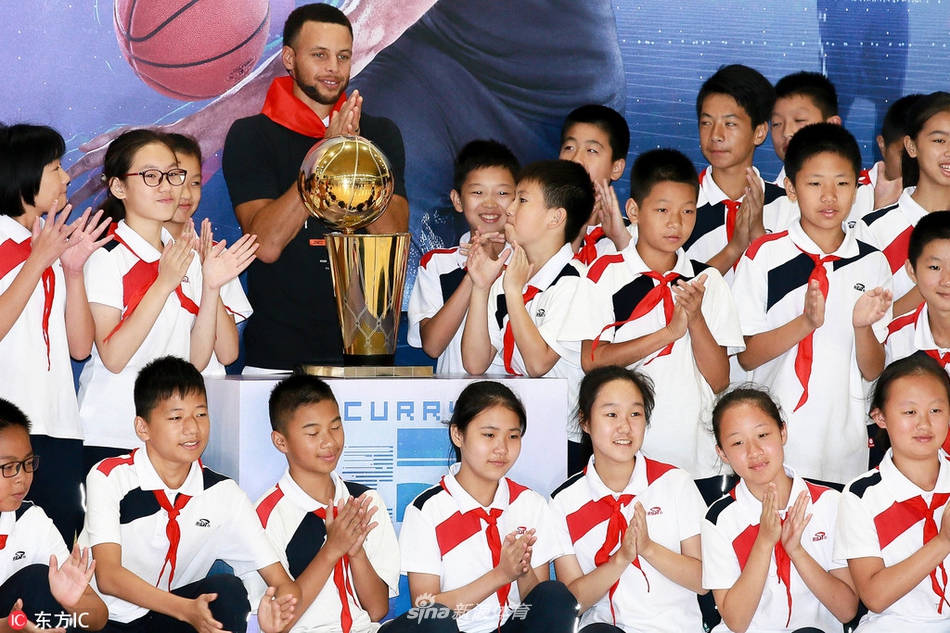 库里造访武汉华科附小