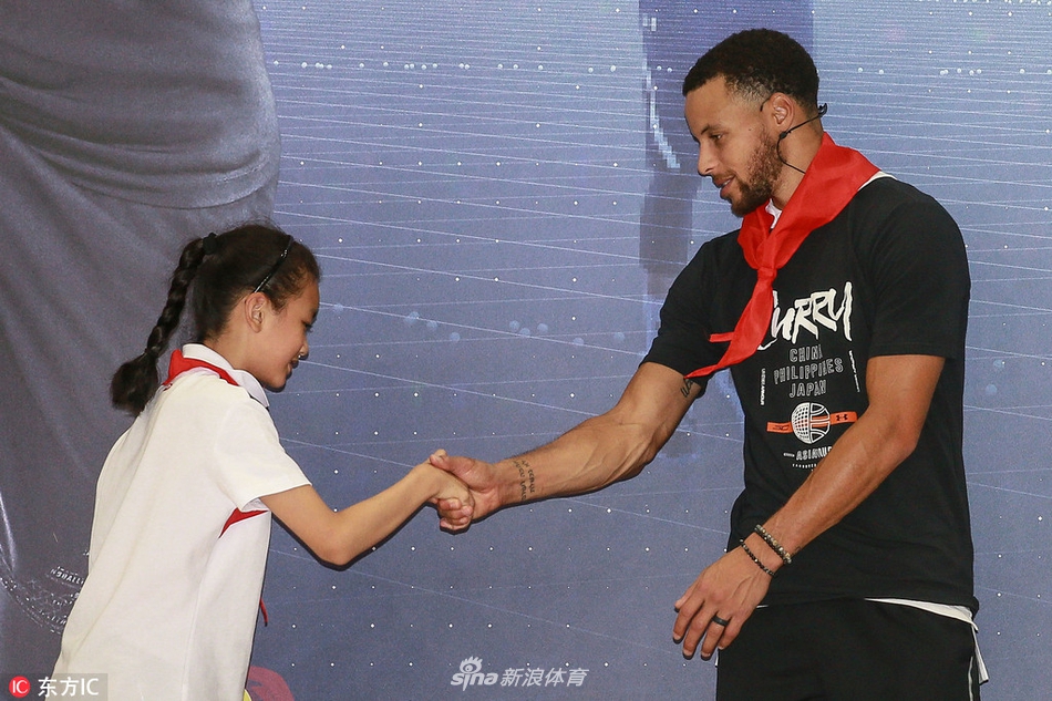 库里造访武汉华科附小