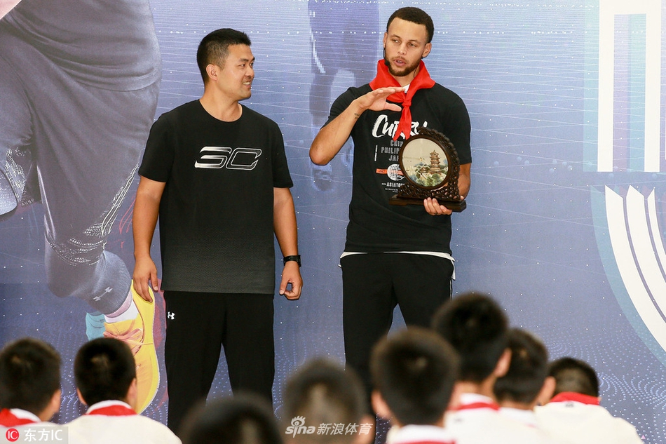 库里造访武汉华科附小