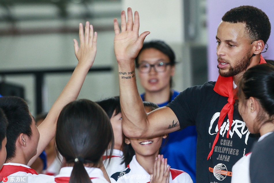 库里造访武汉华科附小