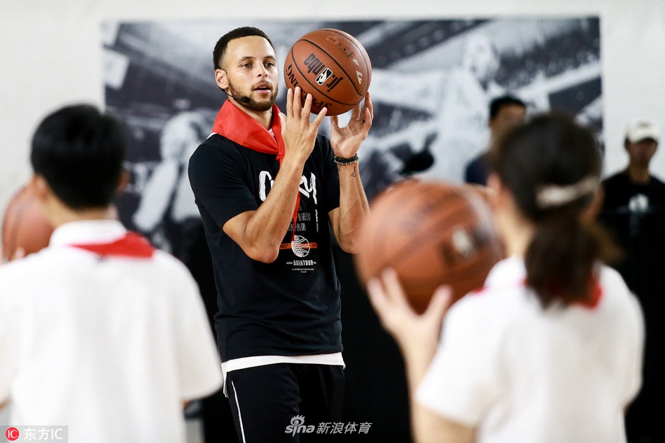 库里造访武汉华科附小