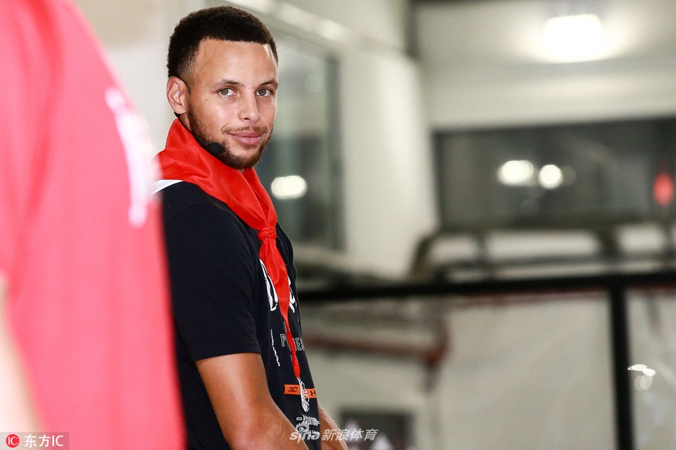 库里造访武汉华科附小