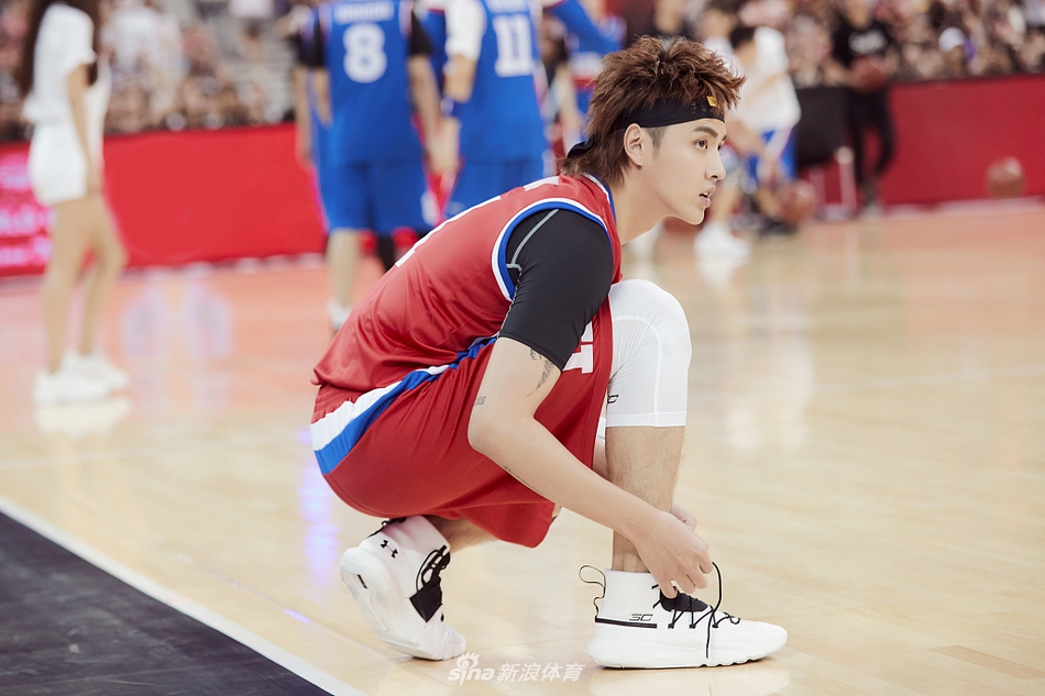 吴亦凡现身篮球明星赛