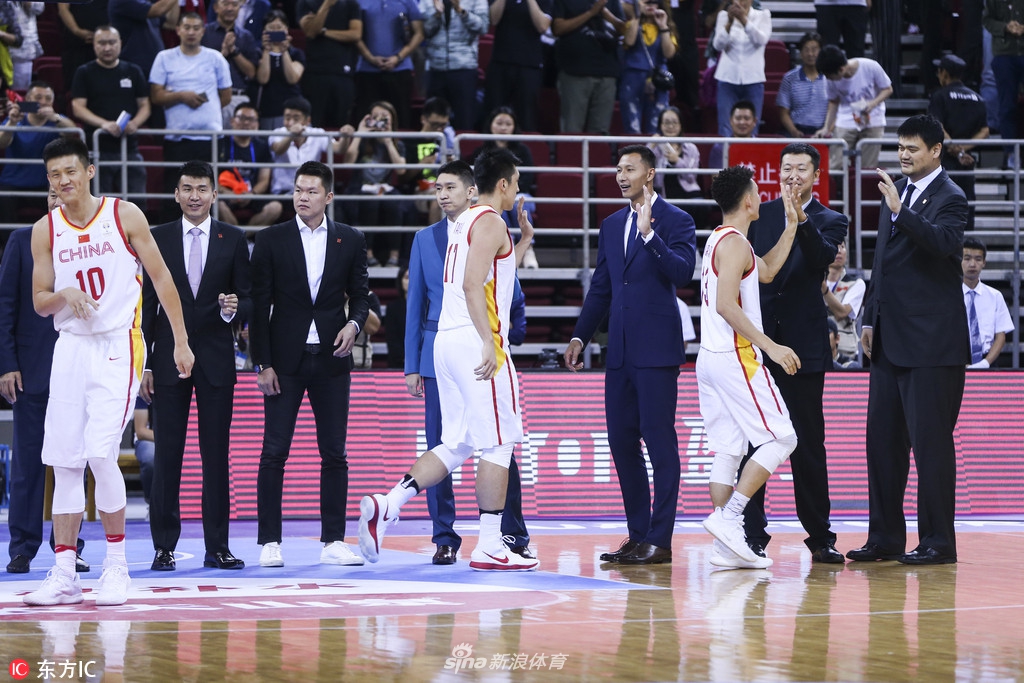 薪火相传！中国男篮蓝队列队欢迎08前辈