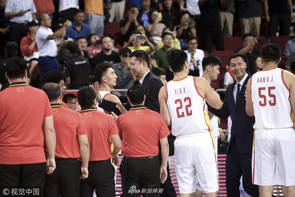 薪火相传！中国男篮蓝队列队欢迎08前辈