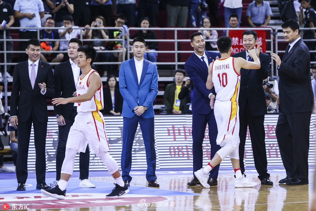 薪火相传！中国男篮蓝队列队欢迎08前辈