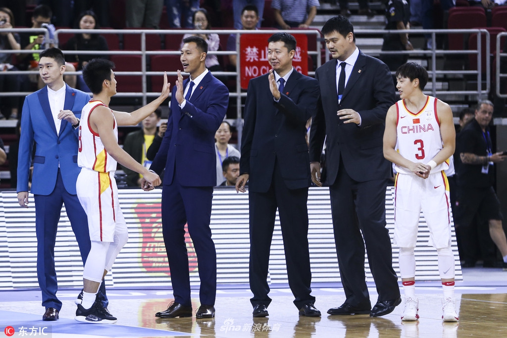 薪火相传！中国男篮蓝队列队欢迎08前辈