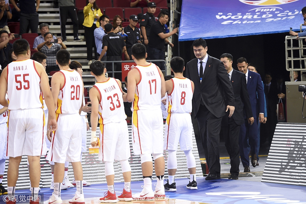 薪火相传！中国男篮蓝队列队欢迎08前辈