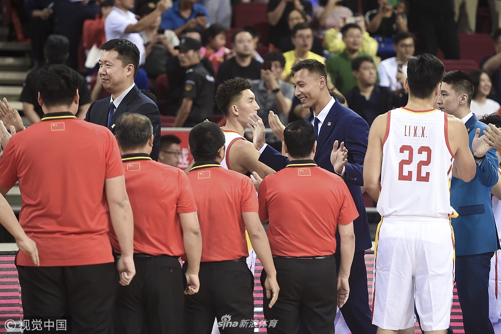 薪火相传！中国男篮蓝队列队欢迎08前辈