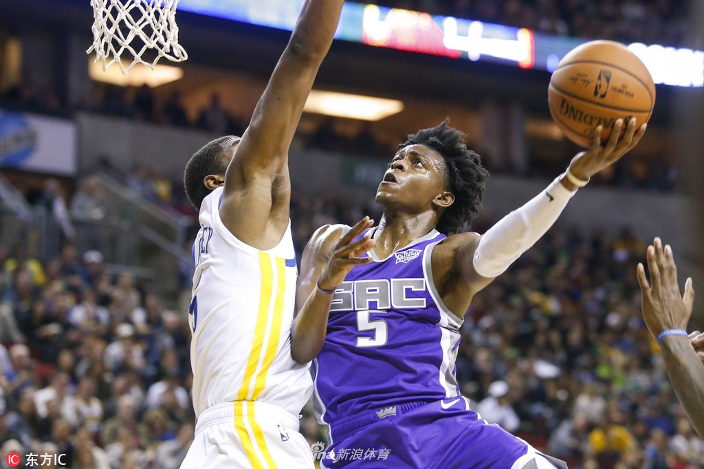 福克斯迎着防守上篮