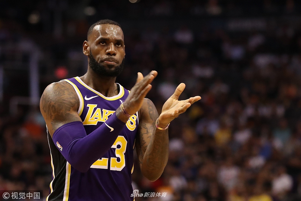 詹姆斯收获新赛季首胜