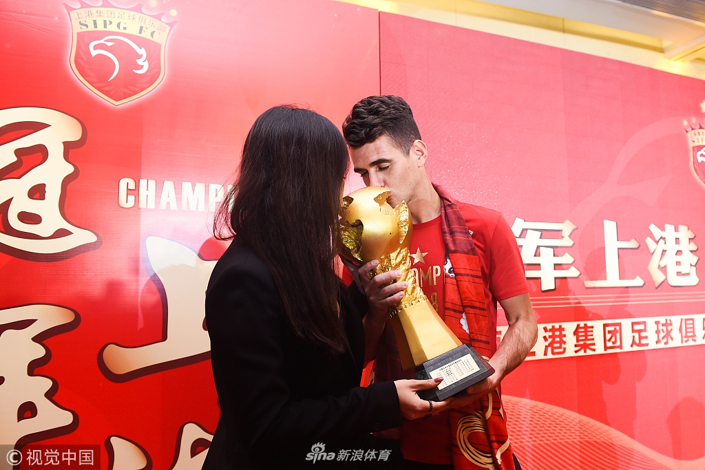 奥斯卡与妻子亲吻中超奖杯